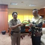 Wabup Pringsewu DR.H.Fauzi berikan cindera mata berupa miniatur gapura pusat ibukota pringsewu