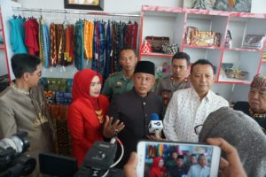 Hadiri Launching Gerai Dekranasda, Ike Edwin Terlihat Dampingi Nanang Ermanto