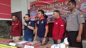Polisi memastikan penyebab kematian V bukan dibunuh, melainkan kelelahan bercinta dan pemakaian narkoba.