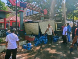 Diduga Rem Blong Truk Boks Bermuatan Galon Tabrak Mundur Gapura Kantor Satpol PP Lampung Selatan,Video