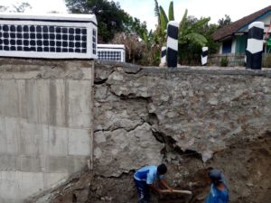 Proyek Jembatan Penghubung Dusun Kediri Desa Suka Mulya ke Dusun Banyumas Desa Tanjung Sari Milik Seorang kontraktor Asal Bandar Lampung