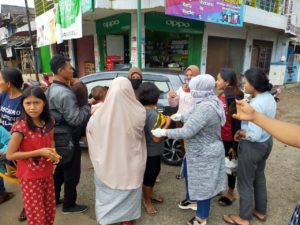 Peduli Warganya, Kades Desa Tanjung Ratu Bagikan Masker dan Antiseptik