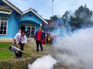 Berantas Nyamuk di Mekar Mulya, Aribun Sayunis Lakukan Fogging