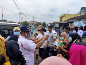 Berlanjut di Sidomuyo, Perindo Peduli Lamsel Bagikan Ribuan Botol Antiseptic Gratis