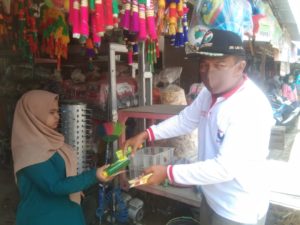 Bantu Masyarakat Tanjung Bintang, Aribun Sayunis Bagikan 5000 Botol Antiseptik