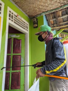 Tak Kenal Lelah, Pemdes Pauh Tanjung Iman Terus Lakukan Penyemprotan Disinfektan