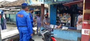Satpolair Polres Lamsel Bagikan Masker di Pulau Sebesi