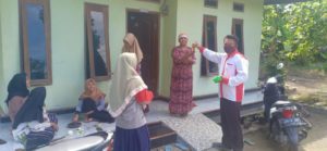 Aribun Sayunis Kembali Bagikan 6000 Botol Antiseptik di 4 Desa Ketapang