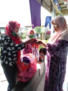 Mantap, Pemdes Kunjir Bagikan Masker Langsung Ke Setiap Warga Setempat
