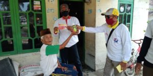 Terus Berbagi Tanpa Henti, Aribun Sayunis Bagikan 3000 Botol Antiseptik di Sragi