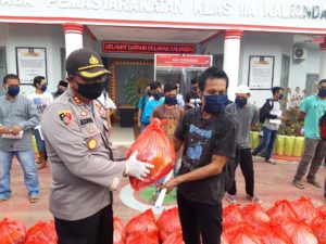 Polres Lamsel Beri Sembako Pada Napi Asimilasi