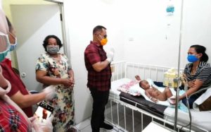 Nanang Ermanto Besuk Warga Natar Balita Auto Imun di Rumah Sakit