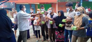 Aribun Sayunis Kembali Bagikan Ribuan Masker dan Takjil di Posko Covid -19 kecamatan Palas