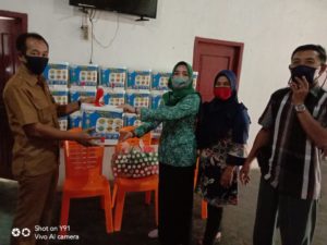 Cegah Covid-19, Pemdes Pauh Tanjung Iman dan PKK, Bagikan 50 Alat Cuci Tangan