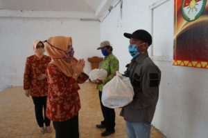 Dharma Wanita Lamsel Salurkan 150 Paket Sembako