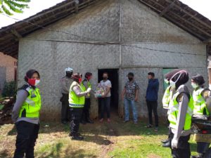 Polwan Polres Lamsel Bagi-Bagi Sembako