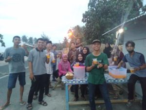 Karang Taruna Bina Remaja Berbagi Takjil Gratis