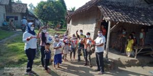 Aribun Sayunis Keliling Desa Bagi Sembako
