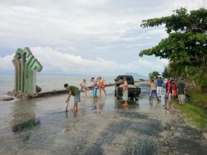 Pasca Banjir Rob,Pemdes dan Warga Kunjir Bersih-Bersih Sampah