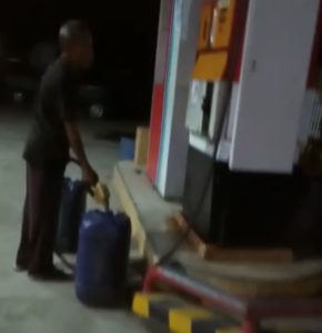 Antrean Kendaraan Mewarnai SPBU Jati Permai, Diduga Ngecor