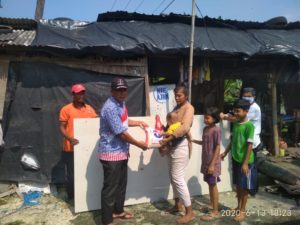 Aribun Sayunis Beri Bantuan Warga Miskin di Desa Bandar Agung