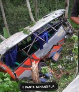 Bus Rombongan Siswa SMA Terjun Kejurang 13 Orang LB 16 LR