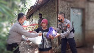 Polres Lamsel Bagi-Bagi Sembako di Jati Mulyo