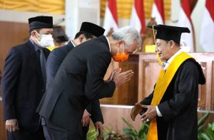 Habib Luthfi Terima Honoris Causa, Ganjar : Beliau Lebih Dari Doktor