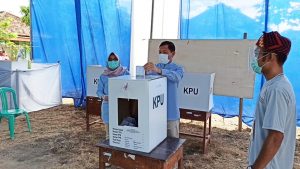Hipni Didampingi Istri ‘Nyoblos’ di TPS 03 Palas Pasemah