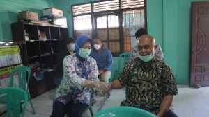 Malin Didampingi Suami, Salurkan Hak Suara di Desa Merak Batin Natar