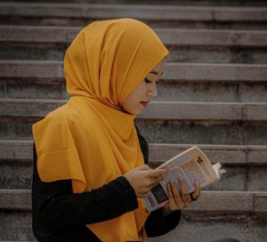 Menyempatkan Membaca Buku Minimal 10 Menit Setiap Hari