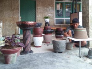 Deny Ubah Bahan Sisa Bangunan Jadi Pot Bunga Ciamik