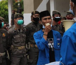 Sorak Sorai Gembira Saat Sang Pemimpin Resmi Duduki Kursi Kepemimpinannya