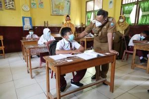 Tinjau Pelaksanaan TPM di Natar, Bupati Nanang Ermanto Uji Wawasan Umum Para Siswa SD, SMP