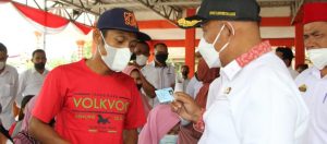 Tinjau Pelayanan Disdukcapil di Musrembangcam, Bupati Bagikan KTP dan KK