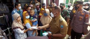 Bupati Lamsel Bagi-Bagi Masker di Pasar Karang Pucung Kecamatan Way Sulan