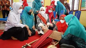 Hadiri Kegiatan TP PKK Desa Fajar Baru Jati Agung, Winarni Himbau Kembangkan Literasi