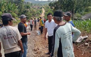 Anggota Komisi III DPRD Lamsel Farizal Purba Bersama Warga Bergotong Royong