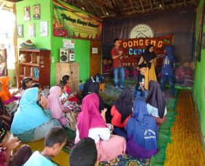 Hadirkan Kak Fredy dari Blora, Mahasiswa KKN STIT Muhammadiyah Bojonegoro Adakan Dongeng Ceria
