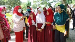Winarni Tinjau Persiapan Lomba Desa