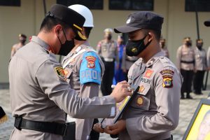 Kapolda Lampung Ganjar PTDH 2 Personel Polres Lamsel, Apa Pelanggarannya ?