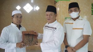 Bagikan Ribuan Paket Berbuka ke Masyarakat, Ketua DPRD Ajak Ormas, Karang Taruna, dan Jurnalis di Lamsel Pahami Arti Ramadhan