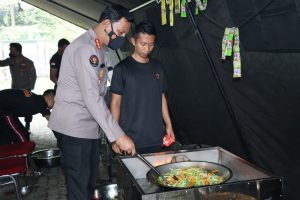 Brimob Polda Lampung Siapkan Takjil dan Makan Sahur Bagi Pemudik