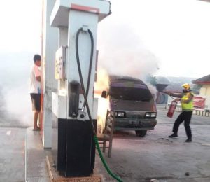 Sebuah Mobil Minibus Terbakar di SPBU Jati Permai Kalianda