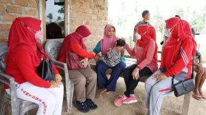 Winarni Beri Bantuan Warga Palas