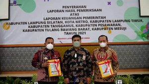 Bupati Lamsel Bersama Ketua DPRD Hadiri Penyerahan LHP LKPD Tahun Anggaran 2021