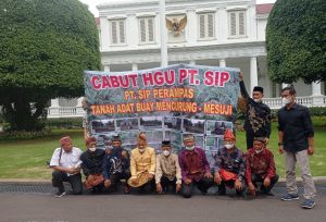 Masyarakat Adat Marga Mencurung Aksi Bentangkan Spanduk
