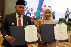 Bupati Lamsel Terima Penghargaan BKKBN