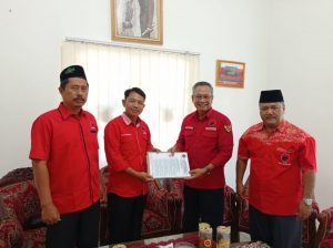 DPD PDI Perjuangan Serahkan SK Kepada Tiga DPC PDI