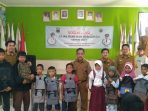 Peduli, Pemdes Wai Muli Timur Bagikan Alat Sekolah Kepada Anak-anak Warganya